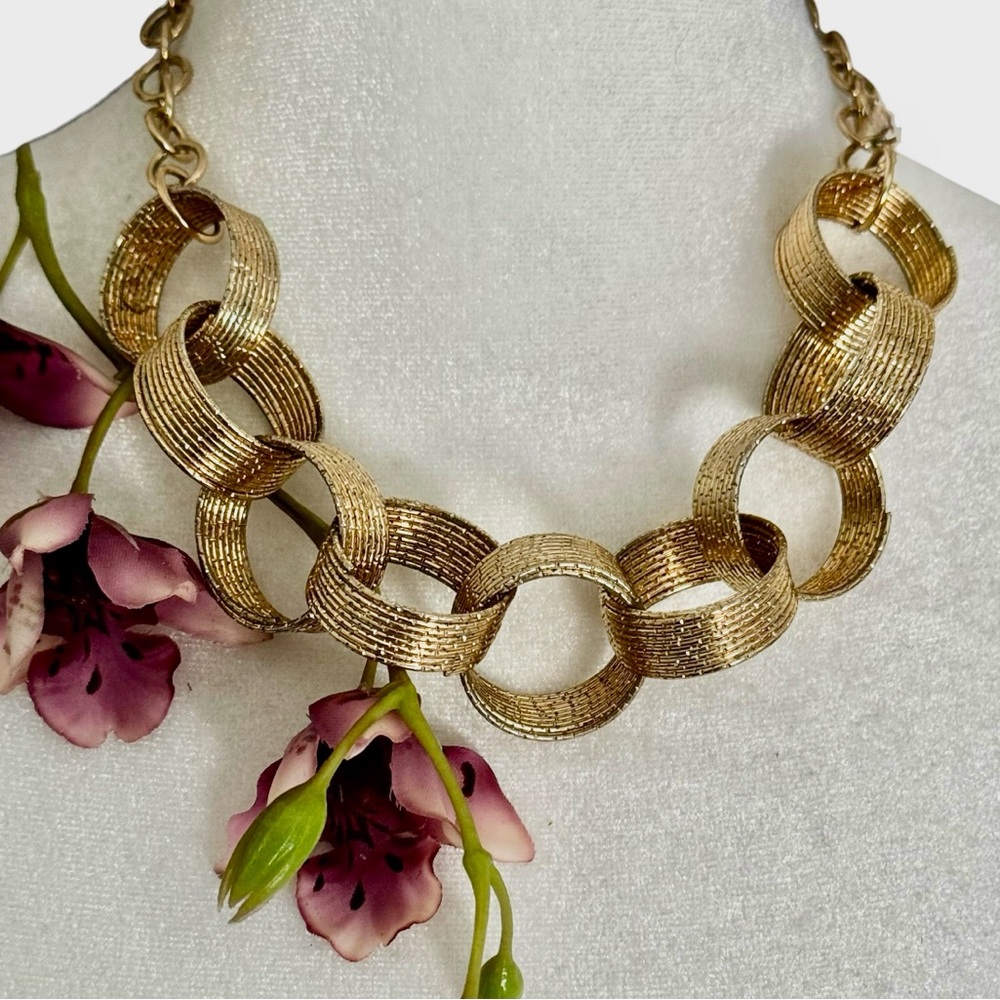 NY Gold Tone Textured Circle Link Bold Geometric Statement Chain Collar Necklace